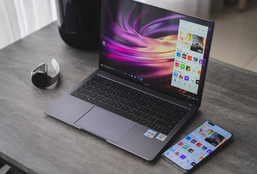 Pengguna HUAWEI boleh bekerja dengan skrin bersaiz lebih besar dengan kolaborasi paparan pelbagai.