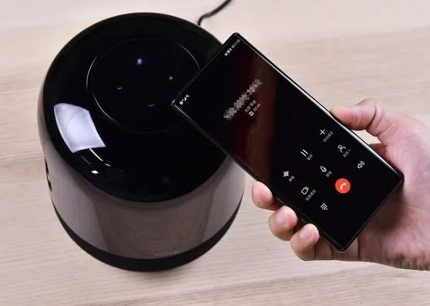 Sentuh telefon pintar yang mempunyai sokongan NFC dan Bluetooth pada pembesar suara bagi merasai pengalaman ciri OneHop Audio Sharing.