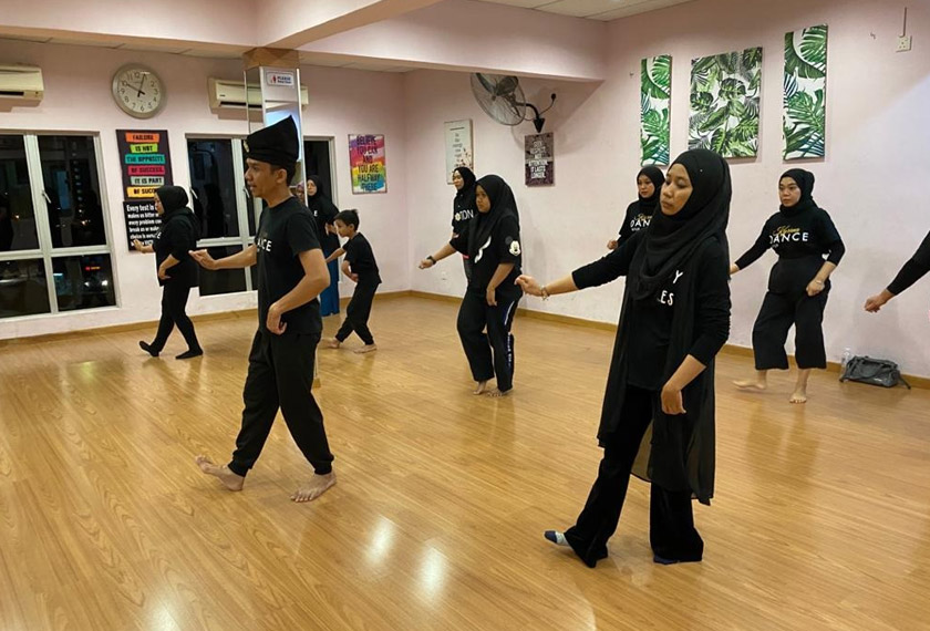 Mohd Fariz memberi tunjuk ajar kepada pelajar-pelajarnya, yang kesemuanya bukan penari profesional.