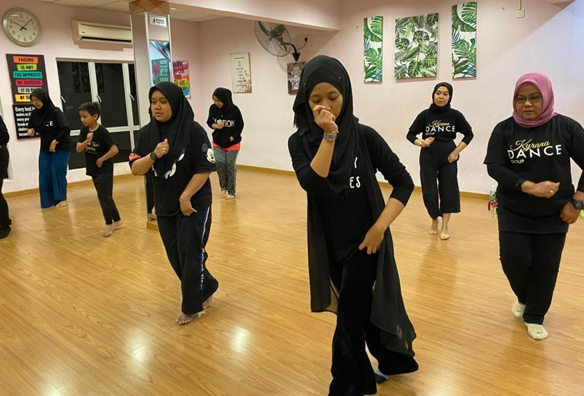 Tarian zapin antara jenis tarian tradisional yang boleh dijadikan riadah.