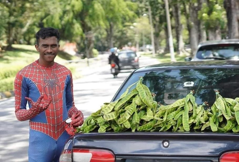 Selvakumar bercita-cita untuk menjadi seorang pegawai polis dan hanya berniaga petai untuk pendapatan tambahan. Gambar: Astro AWANI