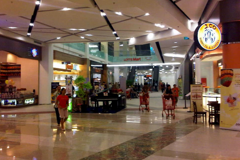 Biarpun sudah kembali beroperasi, Gandaria City tetap terkesan dengan kekurangan pengunjung. - Gambar fail/Flick