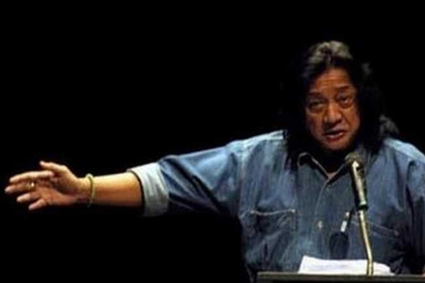 Di Jakarta, WS Rendra bertemu Iwan Fals, penyanyi rebel yang juga anti Orde Baru.