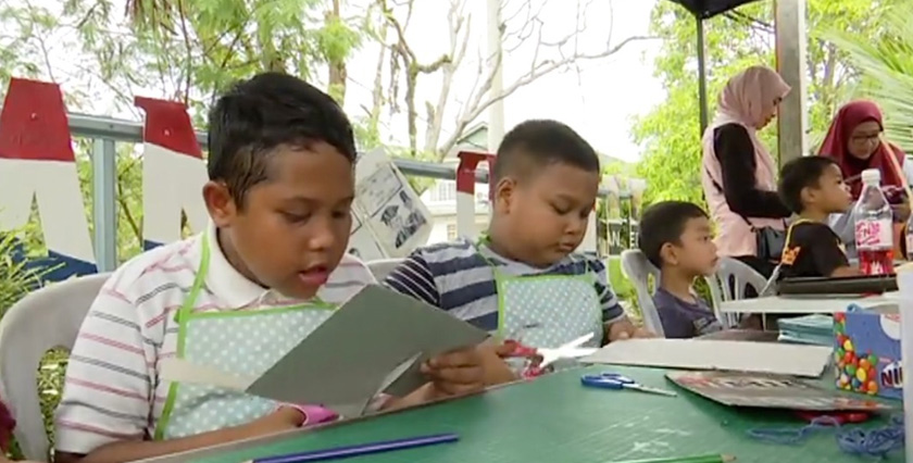 Selain membaca buku, kelas seni dan kraftangan juga diadakan bagi menarik minat kanak-kanak. -Foto Astro AWANI