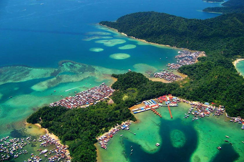 Tunku Abdul Rahman is a marine park in Sabah that covers about 12,185 acres of sea territory comprising of five islands - Instagram @travel_theworld_with_sjoerd
