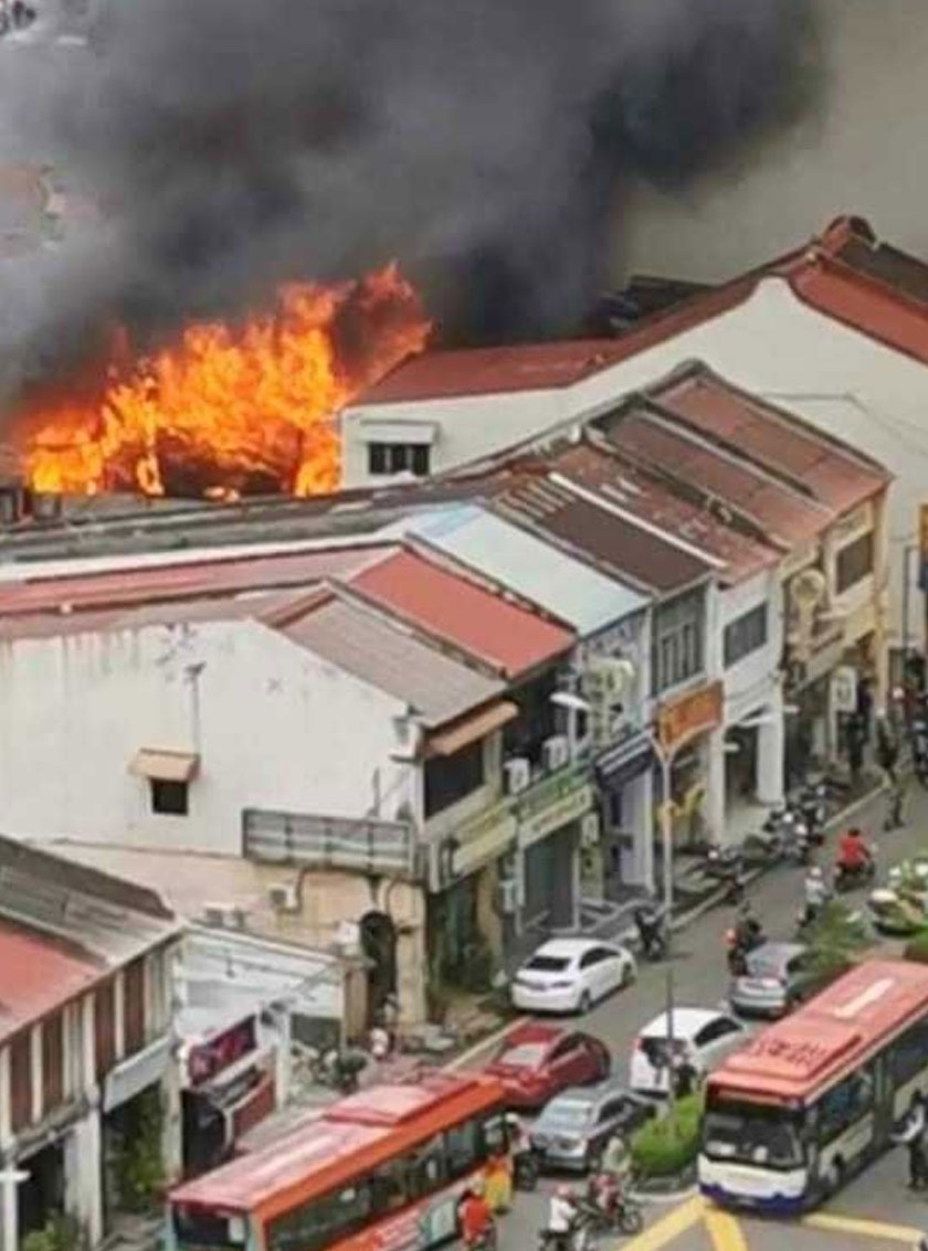 Kepulan asap tebal mencetuskan suasana cemas orang ramai di sekitar kawasan berkenaan.