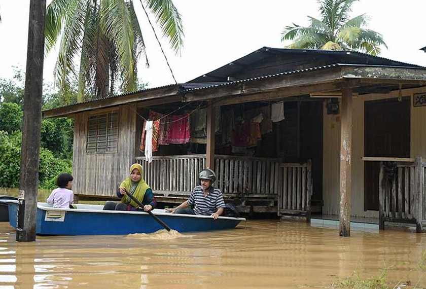 ID : 666891 - A family boarding a canoe after their house was hit by floods in Kampung Pasir Gajah, Kemaman. – Astro AWANI