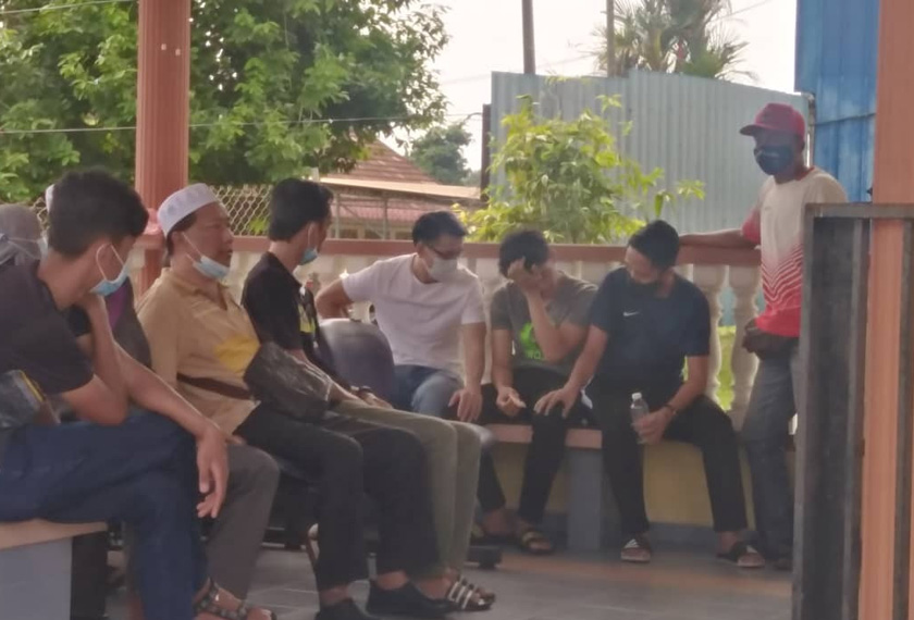 Muhammad Syafiq (tiga kanan) ditenangkan rakan-rakannya selepas menerima rawatan di Hospital Sungai Bakap hari ini. - Astro AWANI 
