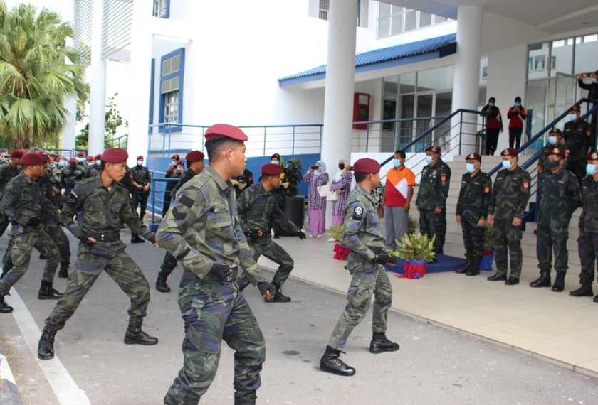 Kepulangan beliau diberi sambutan sebagai Perwira Negara oleh pegawai serta rakan sepasukan.