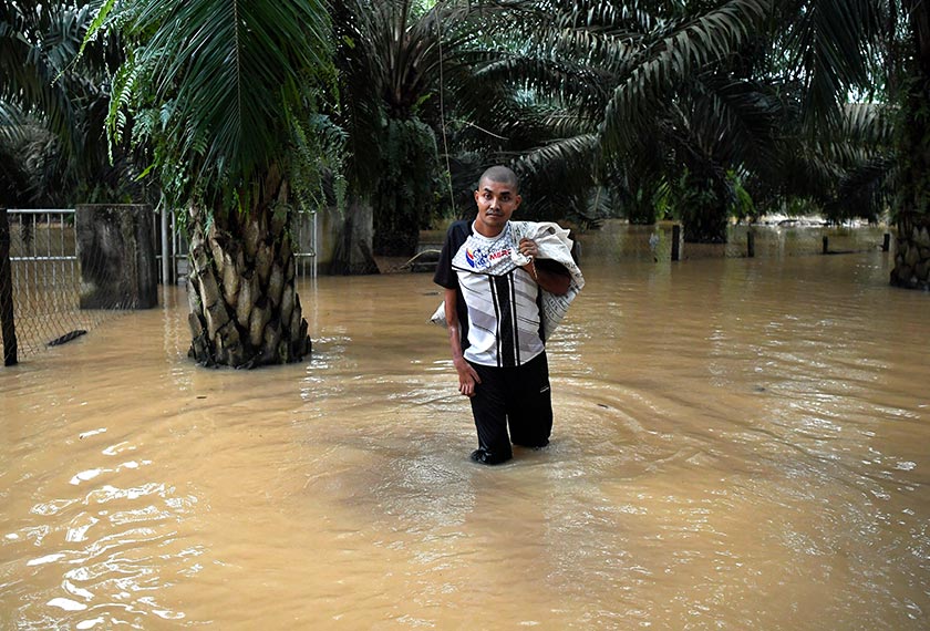 Muhammad Firdaus meredah banjir bagi memastikan 25 ekor kambing biri-biri peliharaannya tidak terputus makanan pada musim banjir ketika tinjauan di Kampung Banggol, Setiu, 5 Dis, 2020. --fotoBERNAMA