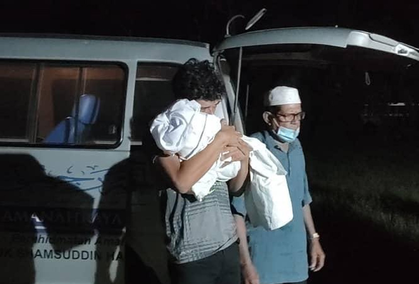 Muhammad Syafiq yang mendukung jenazah bayinya yang sudah dikafankan dari van ke liang dilihat menangis dan memeluk erat bayi itu sambil beberapa kali menciumnya.