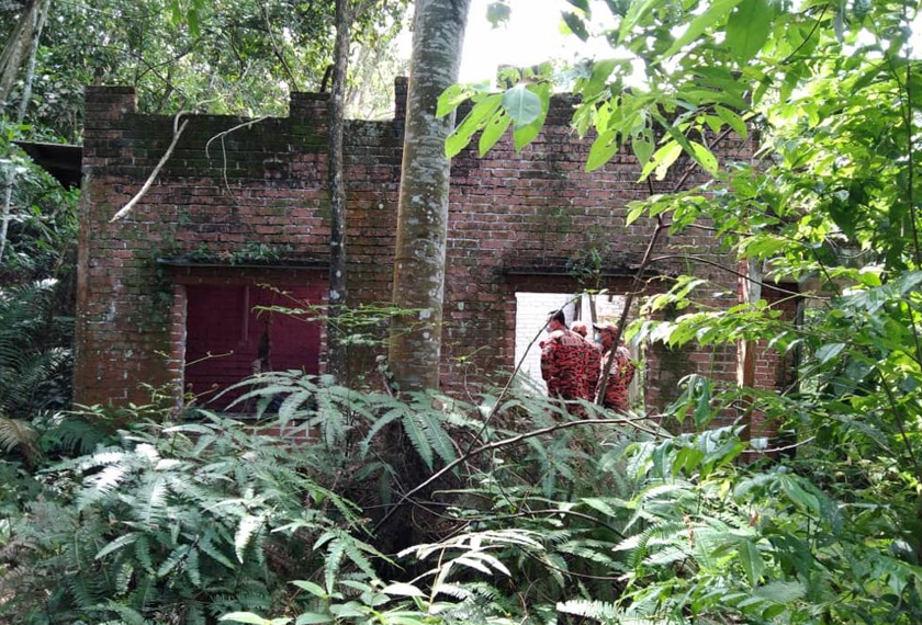 Anggota Bomba dan Penyelamat turut membantu pasukan polis untuk menurunkan mayat di sebuah banglo kosong. Gambar: PDRM