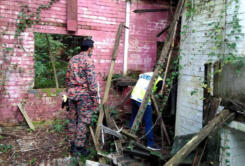 Mayat dalam keadaan tidak sempurna itu dijumpai diikat di kayu, kepala pula ditemui di lantai. Gambar: PDRM