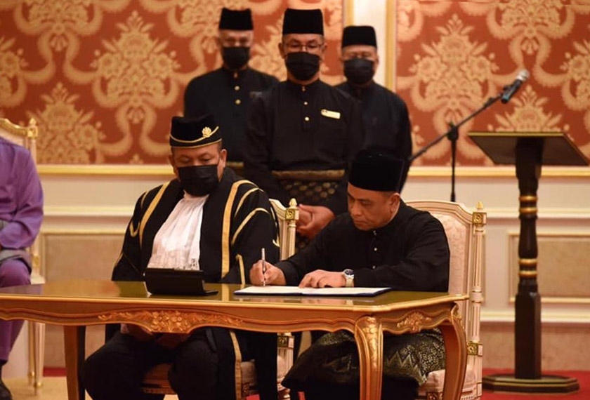 Saarani menandatangani surat pelantikan dengan disaksikan Hakim Utama Mahkamah Tinggi Ipoh, Datuk Hisham Hashim dan Setiausaha Kerajaan negeri Datuk Suaidi Abdul Rahim. - Foto Jabatan Penerangan