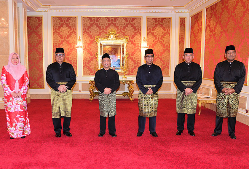 Kesemua mereka kemudian menandatangani surat pelantikan dengan disaksikan Hakim Utama Mahkamah Tinggi Ipoh, Datuk Hisham Hashim. - Foto Jabatan Penerangan