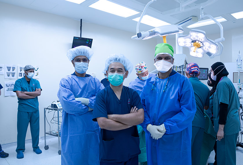 Dr. Firdaus (tengah) bersama-sama rakan seperjuangan ketika proses pembedahan penggantian rahang dilakukan. - Gambar Avisena Specialist Hospital