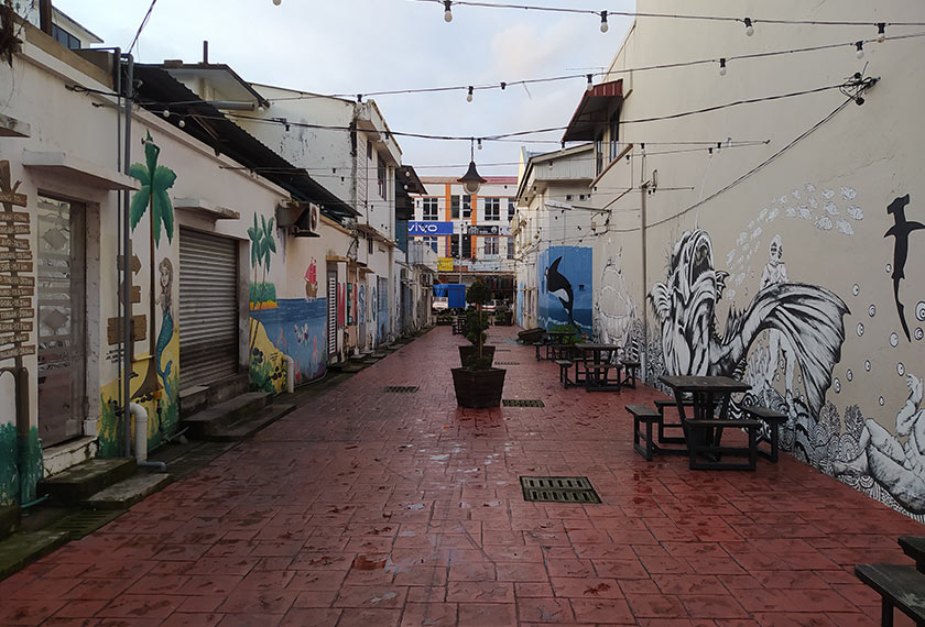 Lukisan mural dengan tema lautan, hutan dan Taman Negara menghiasi lorong-lorong tumpuan pejalan kaki yang dikenali sebagai Laman Samudera berhampiran jeti bandar kecil Mersing. --fotoBERNAMA