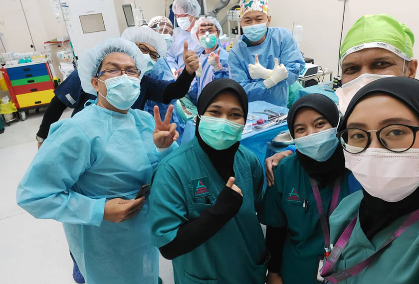 Antara ahli perubatan dan pasukan yang terlibat ketika pembedahan penggantian rahang implan 3D titanium. - Gambar Avisena Specialist Hospital