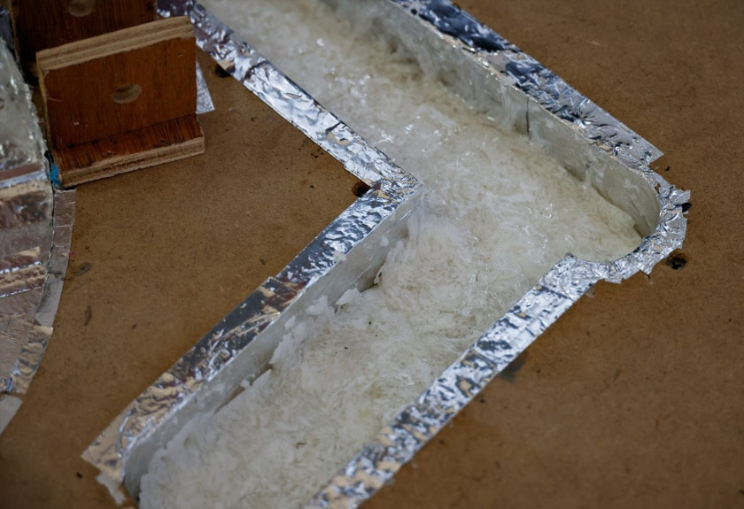 Pelitup muka yang dicairkan dibentuk dalam acuan mengikut reka bentuk perabot yang diinginkan. - Reuters