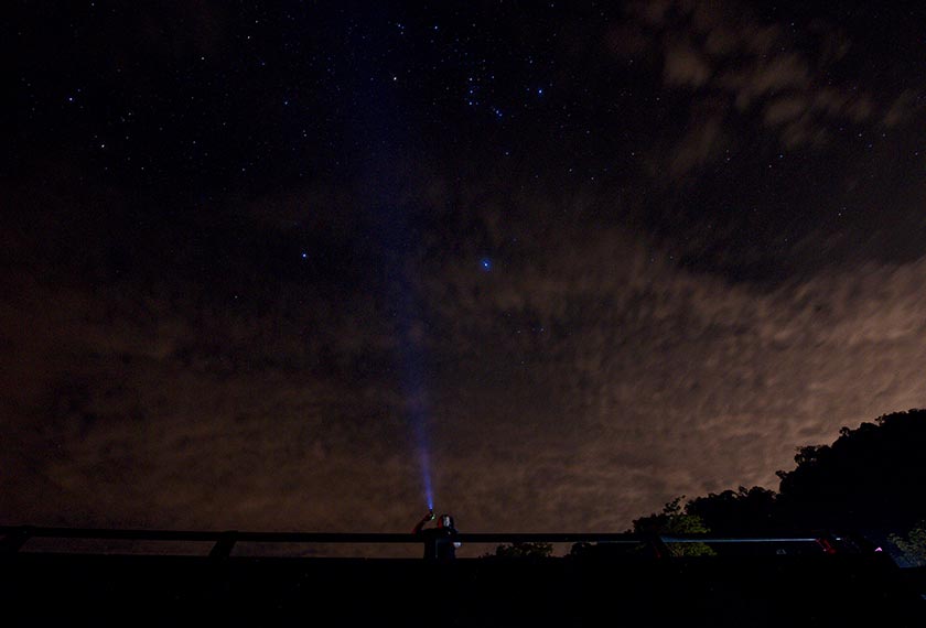 Mulai tempoh antara 10 malam Ahad (13 Dis) dan 9 pagi hari ini (14 Dis), pancuran Meteor Geminids dapat disaksikan dengan jelas. - Foto BERNAMA