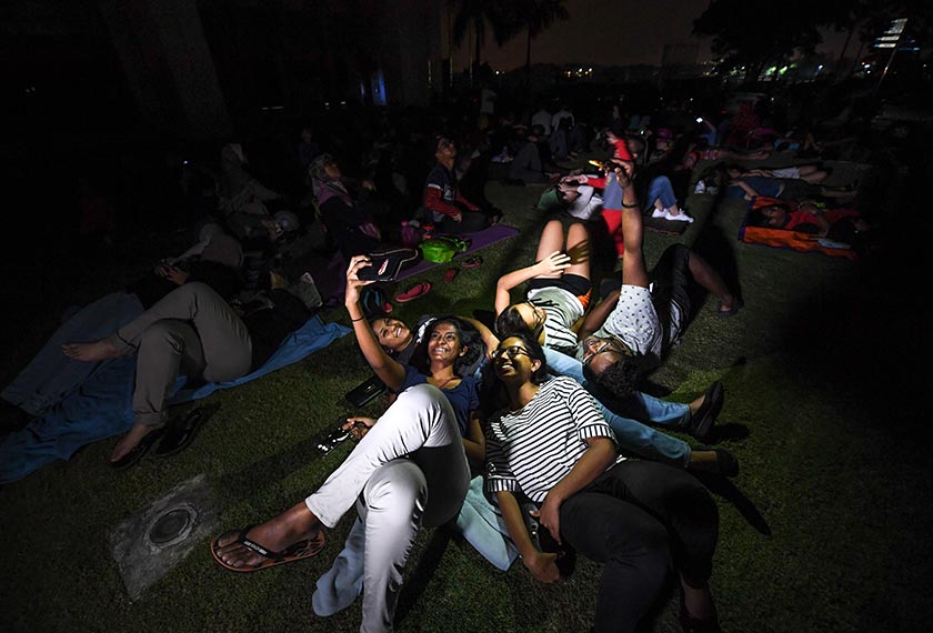 Orang ramai berkumpul sejak dari jam 11 malam untuk menyaksikan fenomena pancuran Meteor Geminids di Perkarangan Balai Cerap Teluk Kemang malam tadi. - Foto BERNAMA