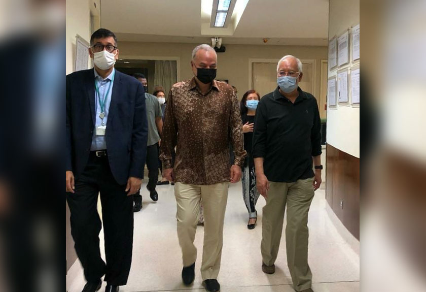 Sultan Perak berkenan menziarahi Tun Rahah di hospital swasta di ibu kota pada Khamis.