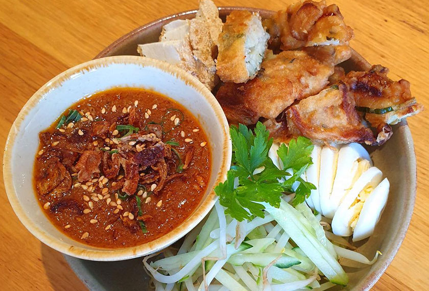  Tukdin sentiasa mengutamakan selera dan kualiti pelanggan untuk menepati cita rasa pelanggannya sama ada rakyat negara itu atau rakyat Malaysia yang menetap di UK.