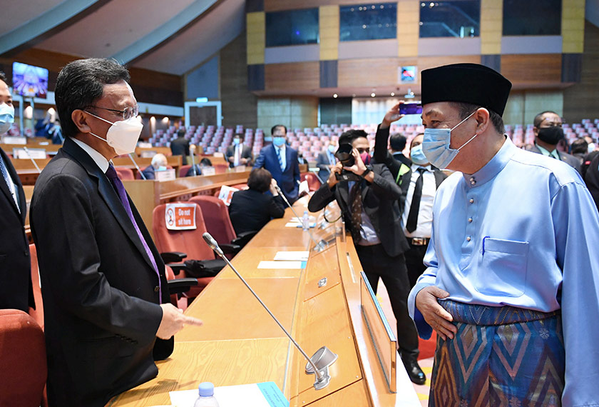 Hajiji bersama Ketua Pembangkang, Datuk Seri Mohd Shafie Apdal (kiri) pada pembentangan Belanjawan Sabah 2021 di DUN pada Jumaat. - Foto Bernama