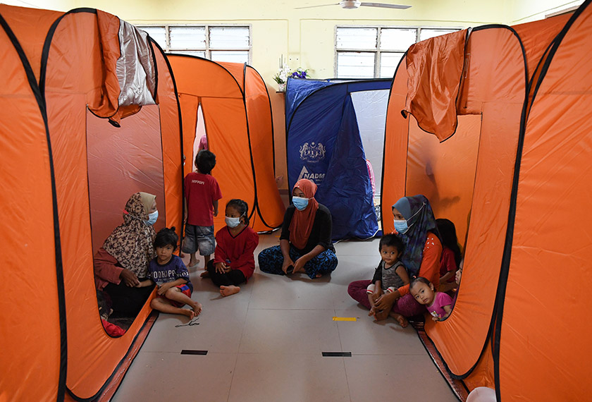 Jumlah mangsa banjir di Terengganu terus bertambah kepada 275 orang daripada 81 keluarga setakat pukul 8 pagi ini berbanding 56 orang daripada 16 keluarga pada 6 petang Khamis (17 Disember 2020). - Bernama.