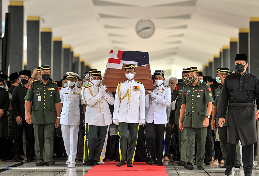 Jenazah Allahyarhamah Tun Rahah Mohd Noah diusung sebelum disemadikan di Lingkaran Makam Pahlawan, Masjid Negara hari ini. - Foto BERNAMA