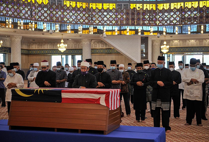 Perdana Menteri Tan Sri Muhyiddin Yassin bersama bekas Perdana Menteri Datuk Seri Najib Tun Razak menunaikan solat jenazah untuk Allahyarhamah Tun Rahah Mohd Noah sebelum disemadikan di Lingkaran Makam Pahlawan, Masjid Negara hari ini. - Foto BERNAMA