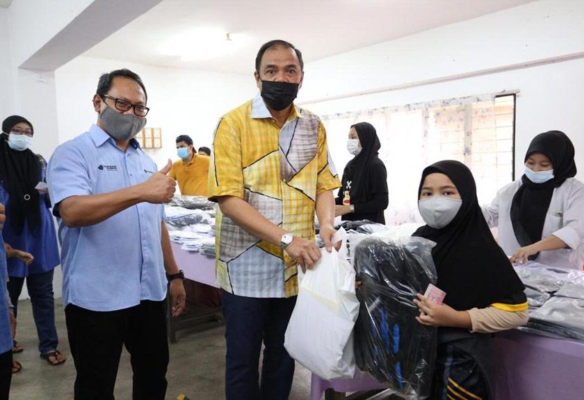 Majlis penyerahan bantuan itu diadakan di Dewan Orang Ramai Blok N, Pangsapuri Bandar Tasik Kesuma, di sini petang Jumaat yang turut dihadiri oleh Pengerusi YBR, Datuk Nazir Hussin Akhtar Hussin.