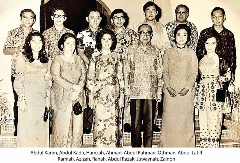 Foto keluarga besar Allahyarham Tun Abdul Razak yang dikongsikan oleh Tok Puan Zainon.