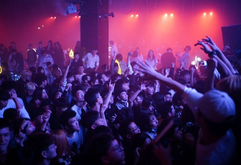 Bar dan kelab malam di Wuhan sesak dengan orang ramai. - Reuters