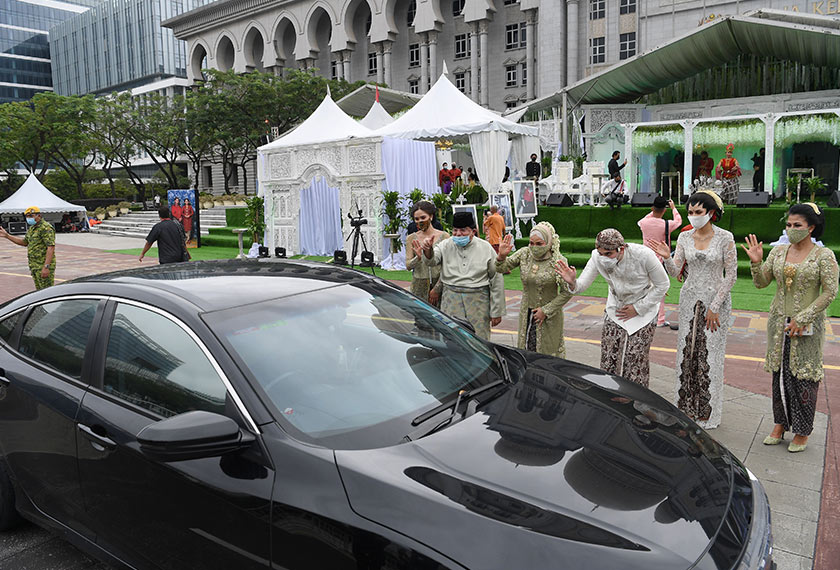 Majlis Walimatulurus mereka mengikut prosedur operasi standard (SOP) bagi mencegah jangkitan COVID-19 dalam tempoh Perintah Kawalan Pergerakan Pemulihan (PKPP). - Foto BERNAMA