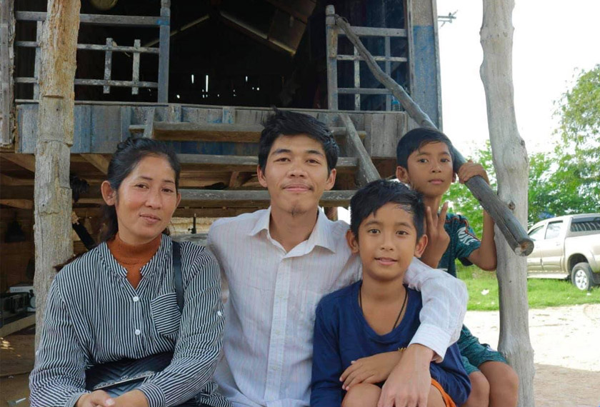 Salik bergambar bersama dan ahli keluarganya di Kemboja. - Facebook / THUCH SALIK ធុច សាឡិ Guide 