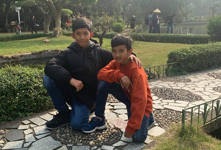 Salik Thuch dan adiknya sewaktu menghabiskan waktu bersama dalam percutian keluarga. - Foto: Facebook / Thuch Salik 