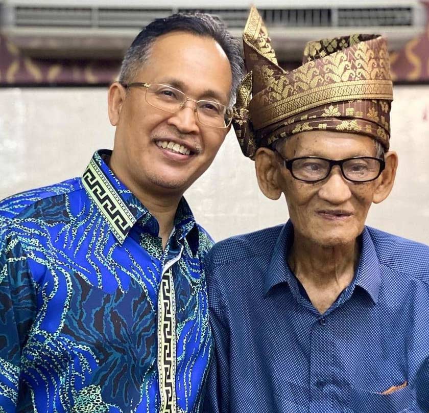 Foto bersama arwah Wan Shamsuddin yang dikongsi Mohd Rawi.