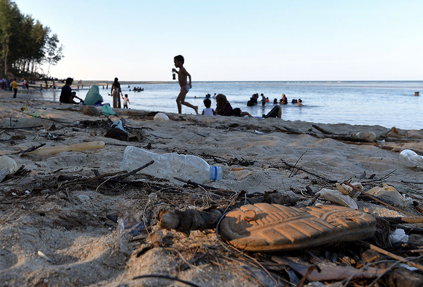 Kita tidak mahu sampah sarap yang tidak boleh mereput secara semulajadi ini 'menyesakkan' bumi kita. - Gambar fail