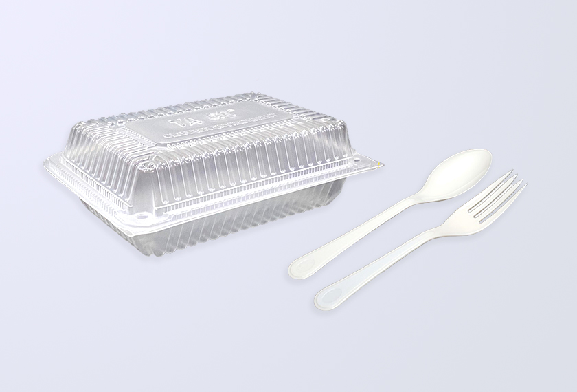 Banyak pengusaha makanan menyediakan jualan mereka dalam pakej atau bungkusan serta peralatan yang diperbuat daripada plastik.