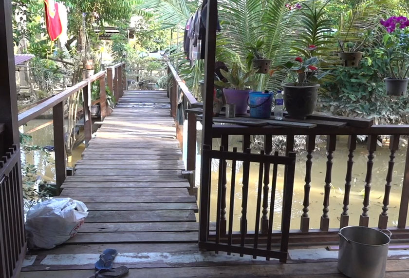 Jambatan ini digunakan untuk berpindah ke pusat pemindahan sementara. - Foto Astro AWANI