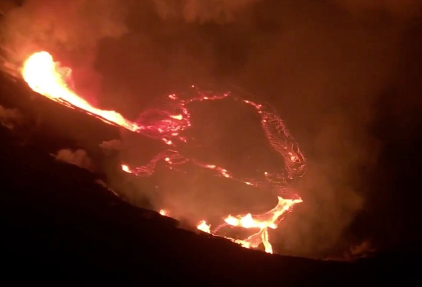 Gambar yang diambil pada malam letusan Gunung Berapi Kilauea, pada Ahad. - Reuters