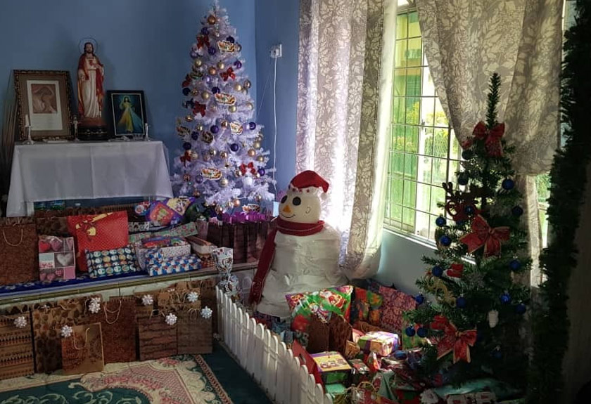 Meskipun tetamu yang datang berziarah pada sambutan kali ini tidak semeriah tahun-tahun sebelumnya, semangat dekorasi tetap penting demi menceriakan suasana. - Astro AWANI