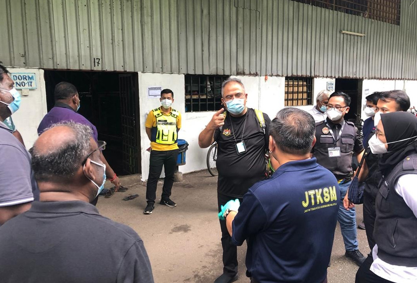 Sebuah kilang pengeluar sarung tangan di Klang, Selangor diserbu Jabatan Tenaga Kerja Semenanjung Malaysia (JTKSM) dalam operasi bersepadu pada Khamis.