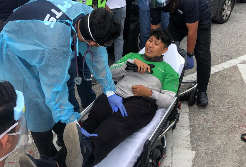 Penunggang motosikal yang cedera telah dibawa ke hospital untuk rawatan lanjut. - Astro AWANI/Fareez Azman