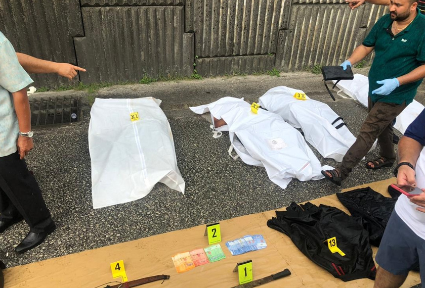 Mayat empat penjenayah yang ditembak mati di tempat kejadian. - Astro AWANI/Fareez Azman