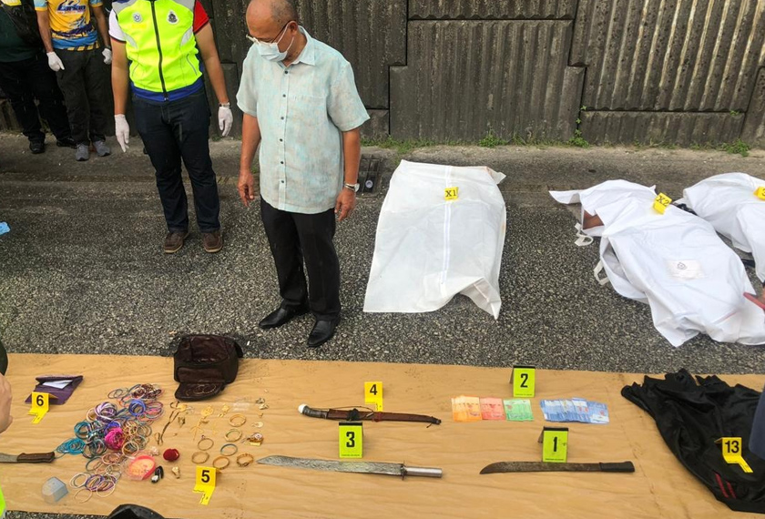 Sebahagian daripada senjata dan hasil samun yang ditemui dalam kenderaan penjenayah. - Astro AWANI/Fareez Azman