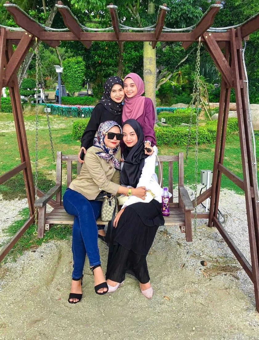   Foto Nor Aqilah bersama kembar Nor Adilah dan dua sahabat Sharifah Fariesha dan Ayuni Shazwanie.