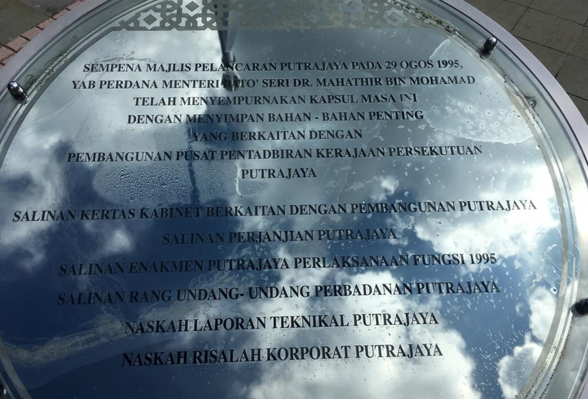 Dalam kapsul masa tersebut, tersimpan pelbagai salinan dokumen berkaitan Putrajaya yang hanya menunggu masa untuk didedahkan kepada umum.
