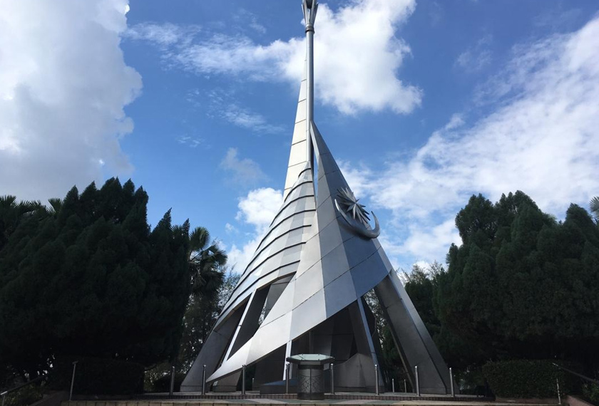 Terletak di Putrajaya, ramai menanti untuk melihat sendiri apakah isi kandungan kapsul masa yang disimpan di monumen ini yang kini menjadi mercu tanda Putrajaya.